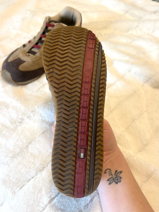 Tommy Hilfiger Suede Sneakers – Beige & Brown w/ Red – Size 7.5 – Vintage Style - Picture 3 of 4